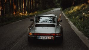 山道を走るスポーツカー